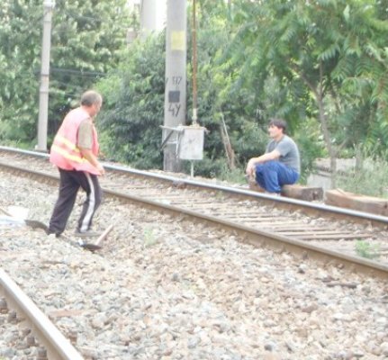 Indivizii care au furat 13 metri liniari de cale ferată rămân după gratii